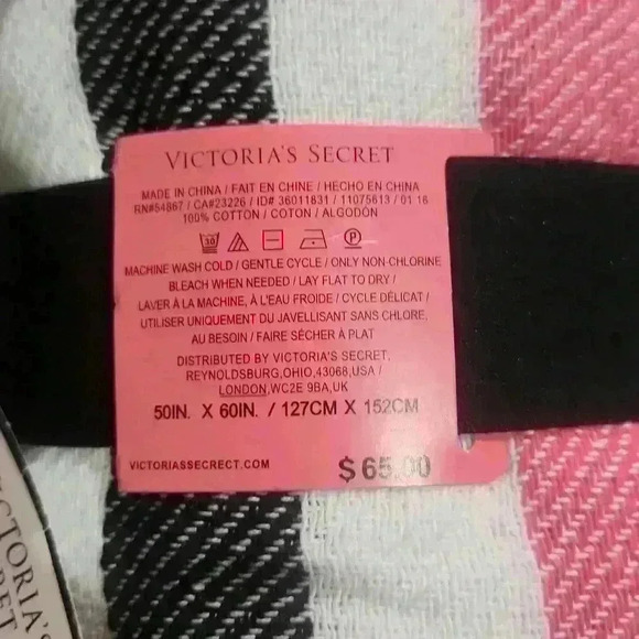 NWT Victoria's Secret Beach Blanket - Picture 4 of 5